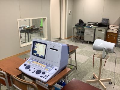 ろう部門棟の何かの検査をするところ